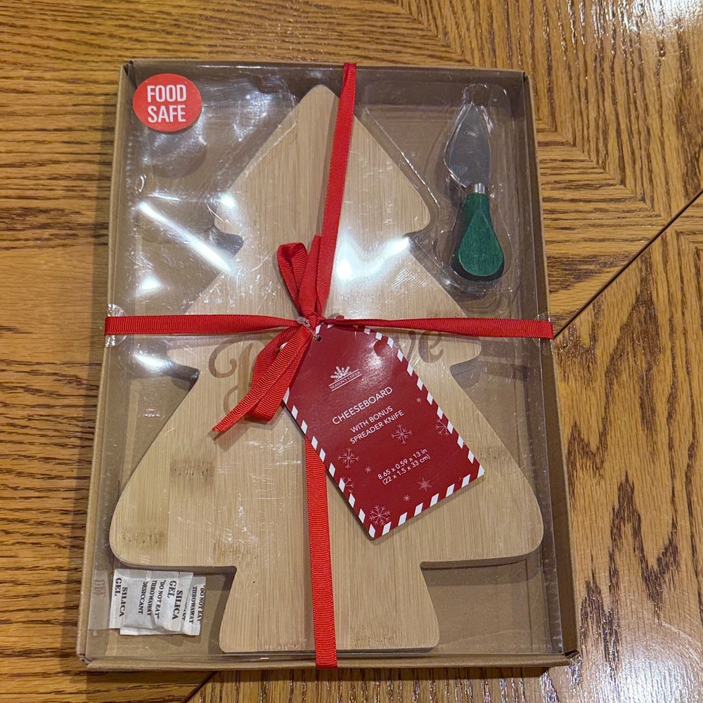 Tree-Shaped Bamboo Cheeseboard with Green Knife